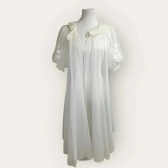 SOLD - Vintage Sheer Chiffon Peignoir robe. Boudoir Creamy White Bridal 1960’s - Picture 8 of 16